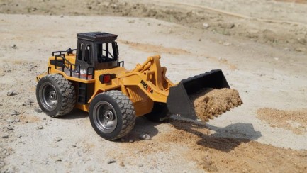 HUINA - HUINA 1/18 Yüksek Kalite RC Model Buldozer Uzaktan Kumandalı Çok Fonksiyonlu Metal İş Makinası - 2.4G Kumanda Işıklı - 1520