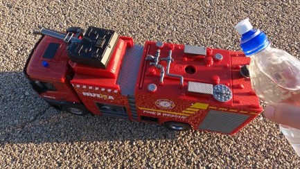 HUINA 1562 1/14 22CH Yüksek Kalite RC Model Uzaktan Kumandalı Yangın Söndürme İtfaiye Kamyonu İş Makinesi - Su Püskürtme Fonksiyonlu -2.4G Full Fonksiyon Sesli&Işıklı - Thumbnail