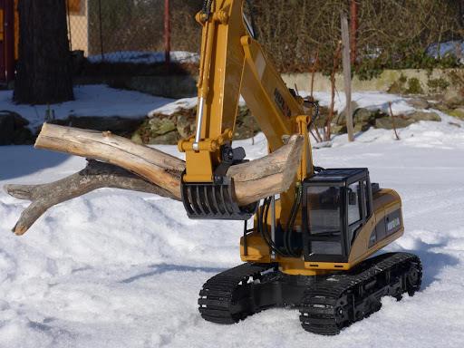 HUINA 1570 1/14 Yüksek Kalite RC Model Paletli Ekskavatör Kereste Taşıma Kepçesi Uzaktan Kumandalı Çok Fonksiyonlu İş Makinesi -2.4G Full Fonksiyon Sesli&Işıklı