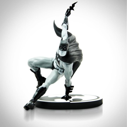 Batman Black & White Bryan Hitch Statue - Thumbnail