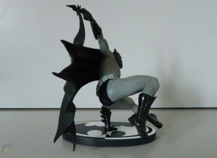 Batman Black & White Bryan Hitch Statue - Thumbnail