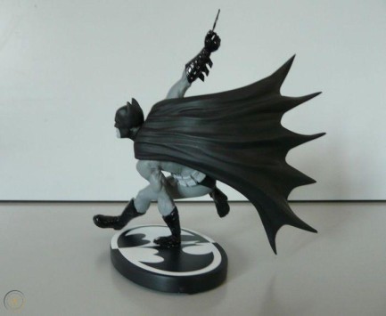 Batman Black & White Bryan Hitch Statue - Thumbnail