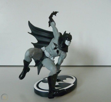 Batman Black & White Bryan Hitch Statue - Thumbnail