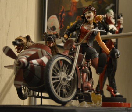 Gotham City Garage Harley Quinn Deluxe Statue - Thumbnail