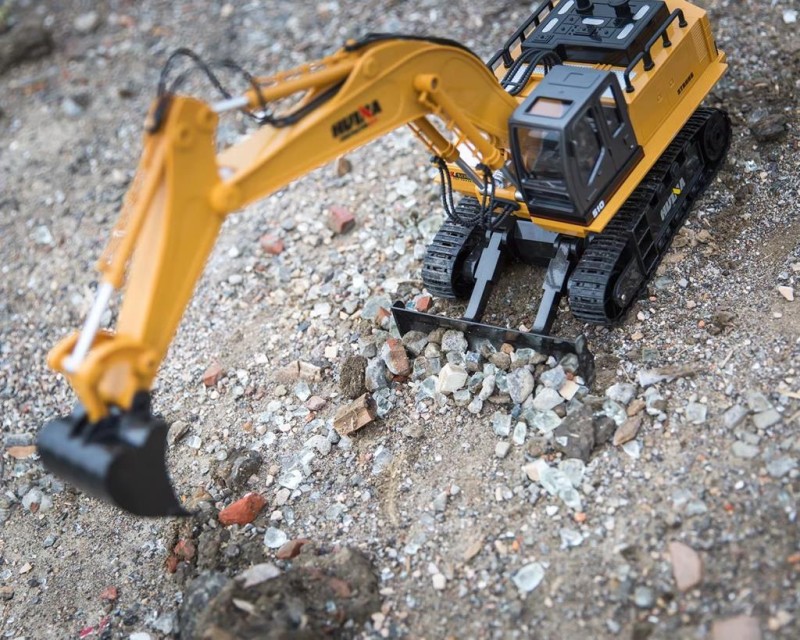 HUINA 1531 1/16 Yüksek Kalite 11CH RC Model Ekskavatör Paletli Kepçe Kazıcı Uzaktan Kumandalı Çok Fonksiyonlu İş Makinesi - 2.4G Sesli ve Işıklı