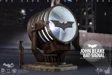 Hot Toys John Blake With Bat Signal Sixth Scale Figure Set - Thumbnail