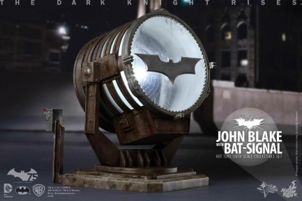 Hot Toys John Blake With Bat Signal Sixth Scale Figure Set - Thumbnail