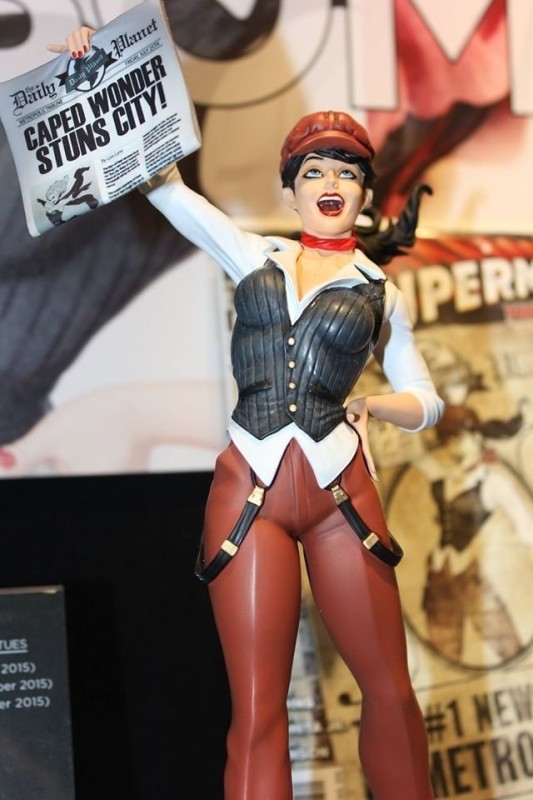 Lois Lane Bombshell Statue