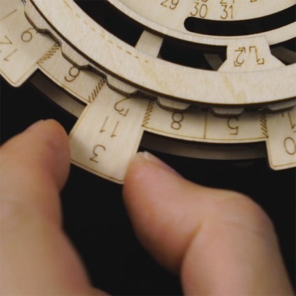 ROKR LK201 Hareketli Takvim Perpetual Calendar DIY Minyatür Maket Model Seti Ahşap 3D Wooden Puzzle 3D Model Kit Detaylı Dekoratif Hobi Seti Ahşap Maket - Thumbnail