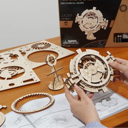 ROKR LK201 Hareketli Takvim Perpetual Calendar DIY Minyatür Maket Model Seti Ahşap 3D Wooden Puzzle 3D Model Kit Detaylı Dekoratif Hobi Seti Ahşap Maket - Thumbnail