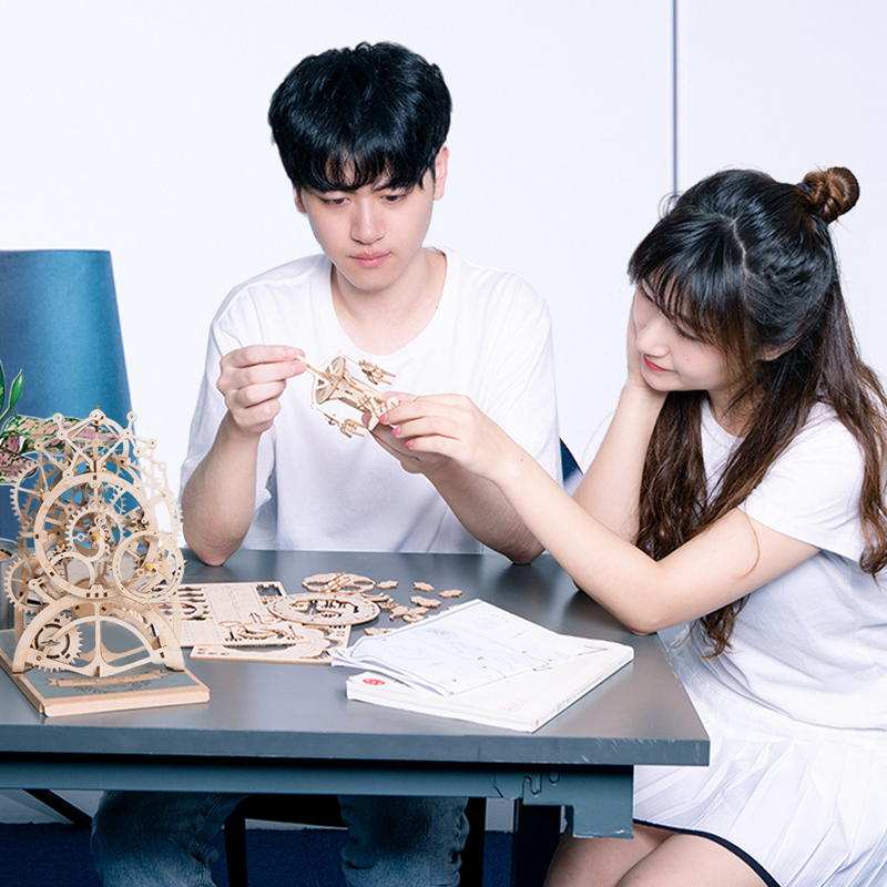 ROKR LK501 Hareketli Sarkaçlı Saat Pendulum Clock DIY Minyatür Maket ModelSet Ahşap 3D Wooden Puzzle 3D Model Kit Detaylı Dekoratif Hobi Seti Ahşap Maket