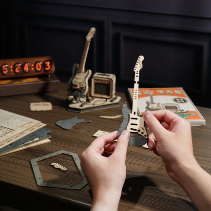 ROKR TG605K Elektro Gitar (Electric Guitar) DIY Minyatür Maket Model Seti Ahşap 3D Wooden Puzzle 3D Model Kit Detaylı Dekoratif Hobi Seti Ahşap Maket - Thumbnail
