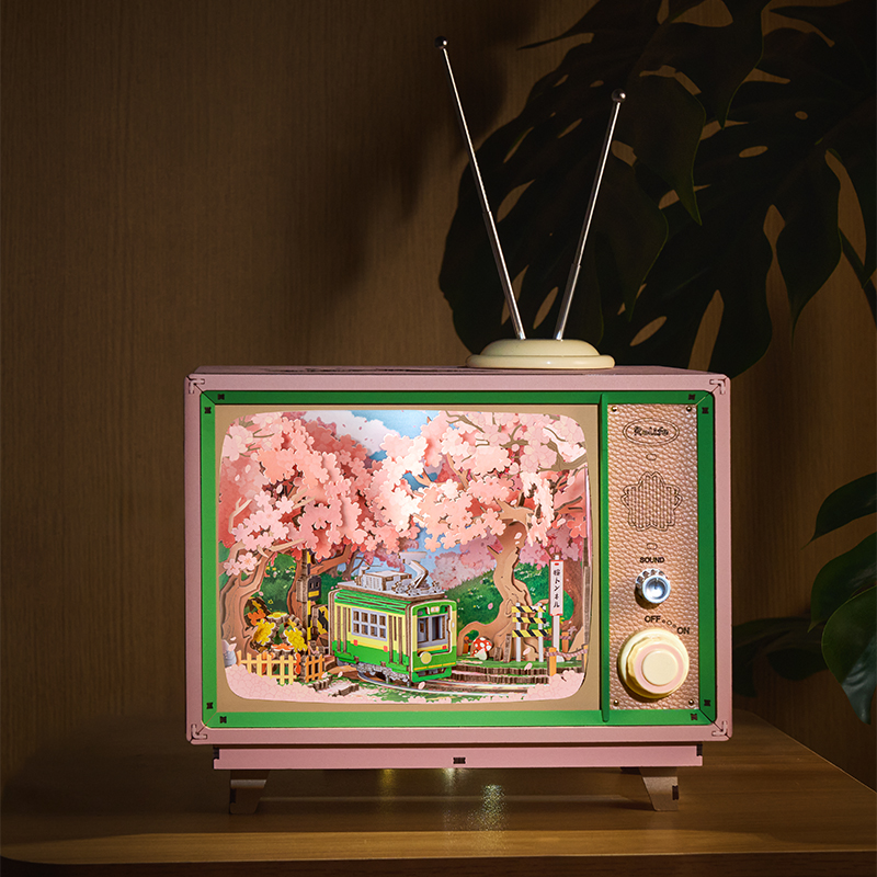 Rolife AMT02 TV Görünümlü Müzik Kutusu (Sakura Dreamy Tour) DIY Minyatür Maket Model Seti Ahşap 3D Wooden Puzzle 3D Model Kit Detaylı Dekoratif Hobi Seti Ahşap Maket