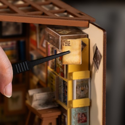 Rolife DG102 Sam'in Çalışma Odası (Sam's Study Room) DIY Minyatür Maket Model Seti Mini Dollhouse 3D Model Kit Detaylı Dekoratif Hobi Seti 3D Puzzle Tiny House - Thumbnail