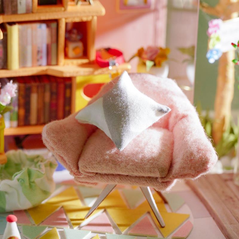 Rolife DG12 Dora'nın Çatı Katı (Dora's Loft) DIY Minyatür Maket Model Seti Mini Dollhouse 3D Model Kit Detaylı Dekoratif Hobi Seti 3D Puzzle Tiny House