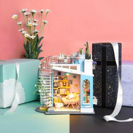 Rolife DG12 Dora'nın Çatı Katı (Dora's Loft) DIY Minyatür Maket Model Seti Mini Dollhouse 3D Model Kit Detaylı Dekoratif Hobi Seti 3D Puzzle Tiny House - Thumbnail
