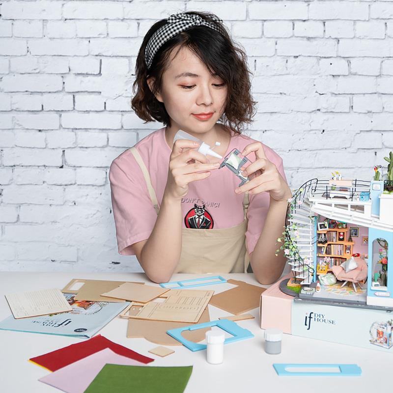 Rolife DG12 Dora'nın Çatı Katı (Dora's Loft) DIY Minyatür Maket Model Seti Mini Dollhouse 3D Model Kit Detaylı Dekoratif Hobi Seti 3D Puzzle Tiny House