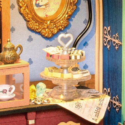 Rolife DG156 Alice'in Çay Dükkanı (Alice's Tea Store) DIY Minyatür Maket Model Seti Mini Dollhouse 3D Model Kit Detaylı Dekoratif Hobi Seti 3D Puzzle Tiny House - Thumbnail