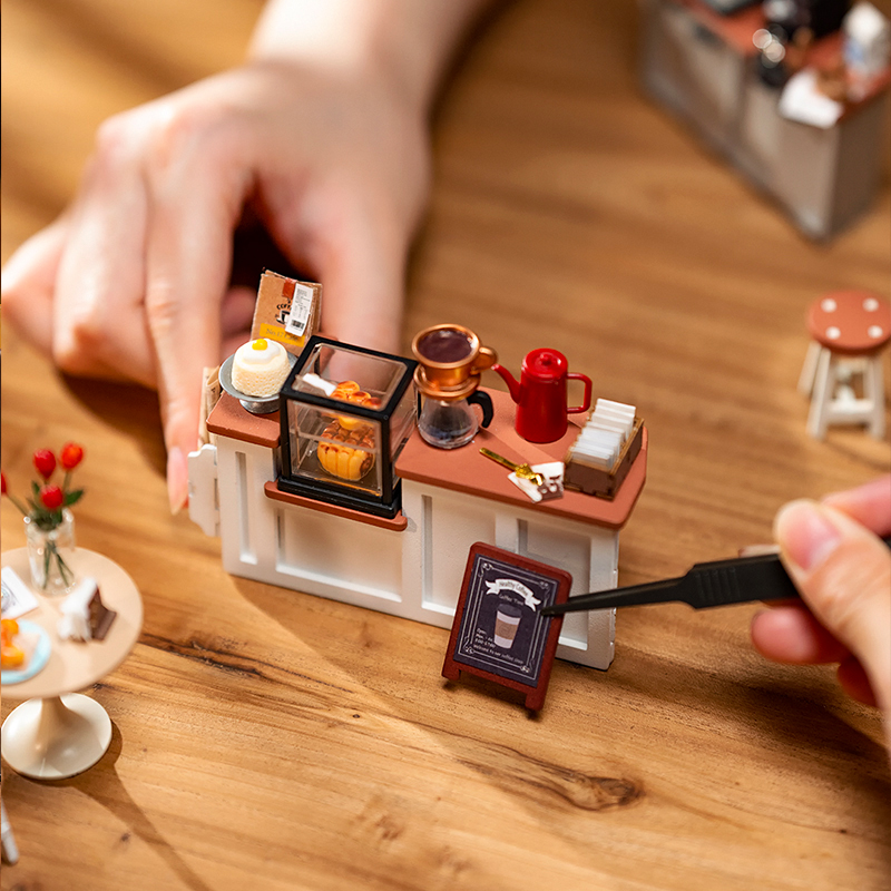 Rolife DG162 Kafe (NO.17 Slow Life Cafe) DIY Minyatür Maket Model Seti Mini Dollhouse 3D Model Kit Detaylı Dekoratif Hobi Seti 3D Puzzle Tiny House