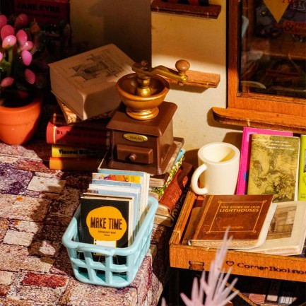 Rolife DG164 Köşe Kitabevi (Corner Bookstore) DIY Minyatür Maket Model Seti Mini Dollhouse 3D Model Kit Detaylı Dekoratif Hobi Seti 3D Puzzle Tiny House - Thumbnail