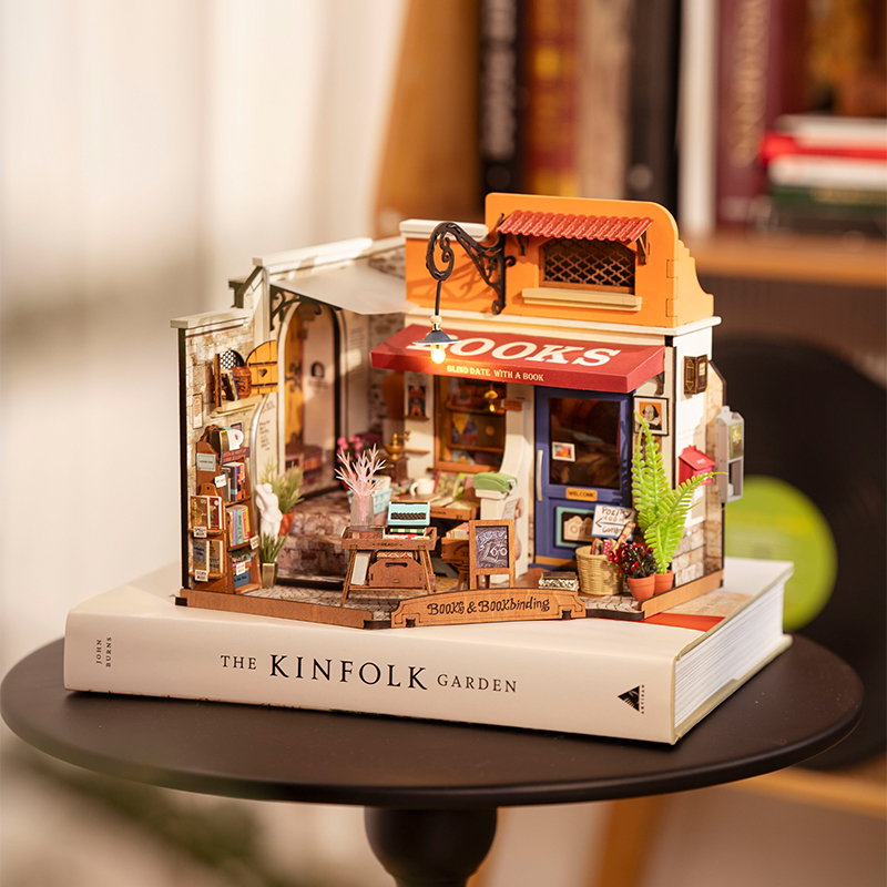 Rolife DG164 Köşe Kitabevi (Corner Bookstore) DIY Minyatür Maket Model Seti Mini Dollhouse 3D Model Kit Detaylı Dekoratif Hobi Seti 3D Puzzle Tiny House
