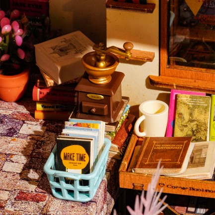 Rolife DG164 Köşe Kitabevi (Corner Bookstore) DIY Minyatür Maket Model Seti Mini Dollhouse 3D Model Kit Detaylı Dekoratif Hobi Seti 3D Puzzle Tiny House - Thumbnail