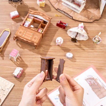 Rolife DG178 Elsa's Tailoring DIY Miniature House - Thumbnail