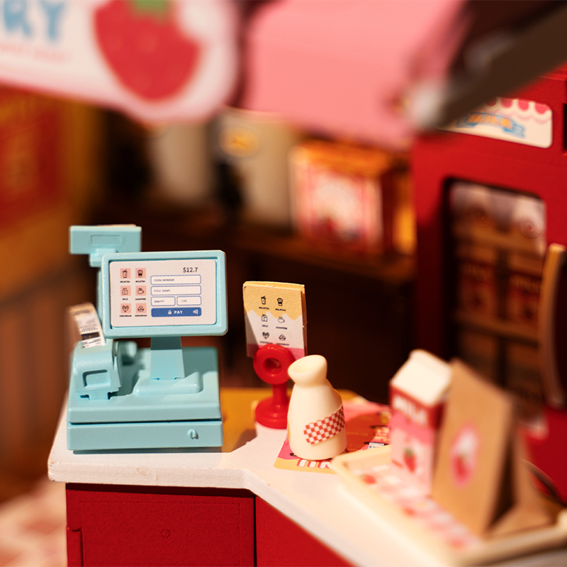 Rolife DS034 Çilekli Süt Dükkanı (Strawberry Milk Box) DIY Minyatür Maket Model Seti Mini Dollhouse 3D Model Kit Detaylı Dekoratif Hobi Seti 3D Puzzle Tiny House