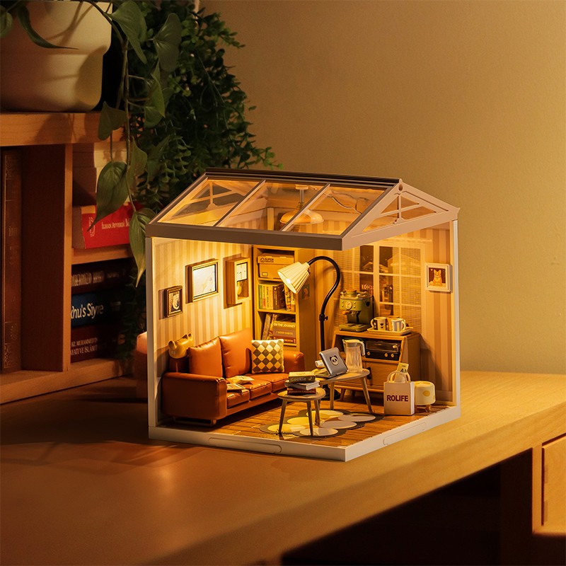 Rolife DW007 Konforlu Oturma Odası (Cozy Living Lounge) DIY Minyatür Maket Model Seti Mini Dollhouse 3D Model Kit Detaylı Dekoratif Hobi Seti 3D Puzzle Tiny House