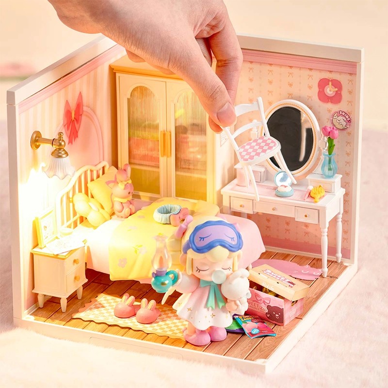 Rolife DW016 Pembe Yatak Odası (Lovely Pink Bedroom) DIY Minyatür Maket Model Seti Mini Dollhouse 3D Model Kit Detaylı Dekoratif Hobi Seti 3D Puzzle Tiny House
