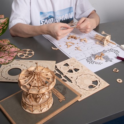 Rolife TG404 Atlı Karınca Merry-Go-Round DIY Minyatür Maket Model Ahşap 3D Wooden Puzzle Model Kit Dekoratif Hobi Seti Ahşap Maket - Thumbnail