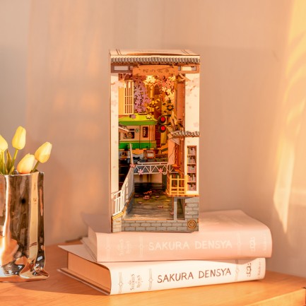 Rolife TGB01 Sakura Densya Kitap Köşesi Book Nook DIY Minyatür Maket Model Seti Mini Dollhouse 3D Model Kit Detaylı Dekoratif Hobi Seti 3D Puzzle Tiny House - Thumbnail