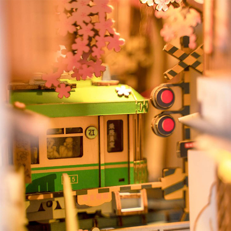 Rolife TGB01 Sakura Densya Kitap Köşesi Book Nook DIY Minyatür Maket Model Seti Mini Dollhouse 3D Model Kit Detaylı Dekoratif Hobi Seti 3D Puzzle Tiny House