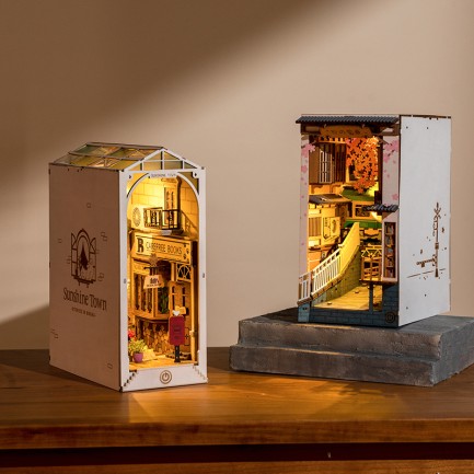 Rolife TGB01 Sakura Densya Kitap Köşesi Book Nook DIY Minyatür Maket Model Seti Mini Dollhouse 3D Model Kit Detaylı Dekoratif Hobi Seti 3D Puzzle Tiny House - Thumbnail