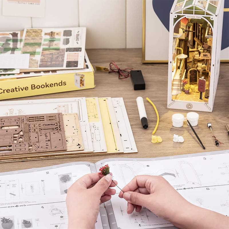 Rolife TGB02 Sunshine Town Kasaba Kitap Köşesi Book Nook DIY Minyatür Maket Model Seti Mini Dollhouse 3D Model Kit Detaylı Dekoratif Hobi Set 3D Puzzle Tiny House