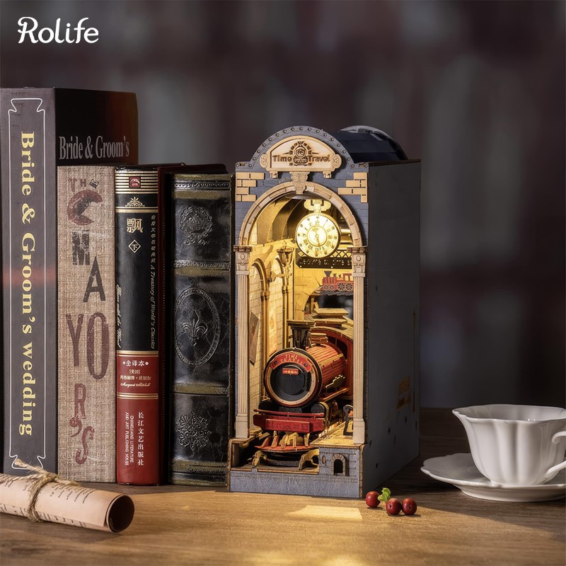 Rolife TGB04 Time Travel Kitap Köşesi Book Nook DIY Minyatür Maket Model Seti Mini Dollhouse 3D Model Kit Detaylı Dekoratif Hobi Seti 3D Puzzle Tiny House
