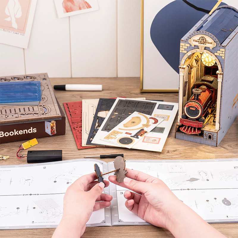 Rolife TGB04 Time Travel Kitap Köşesi Book Nook DIY Minyatür Maket Model Seti Mini Dollhouse 3D Model Kit Detaylı Dekoratif Hobi Seti 3D Puzzle Tiny House