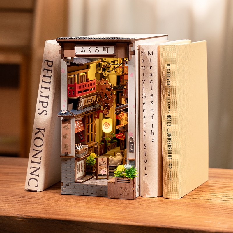 Rolife TGB11 Sakura Wine Alley Kitap Köşesi Book Nook DIY Minyatür Maket Model Seti Mini Dollhouse 3D Model Kit Detaylı Dekoratif Hobi Seti 3D Puzzle Tiny House