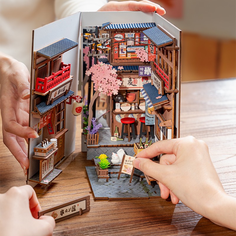 Rolife TGB11 Sakura Wine Alley Kitap Köşesi Book Nook DIY Minyatür Maket Model Seti Mini Dollhouse 3D Model Kit Detaylı Dekoratif Hobi Seti 3D Puzzle Tiny House
