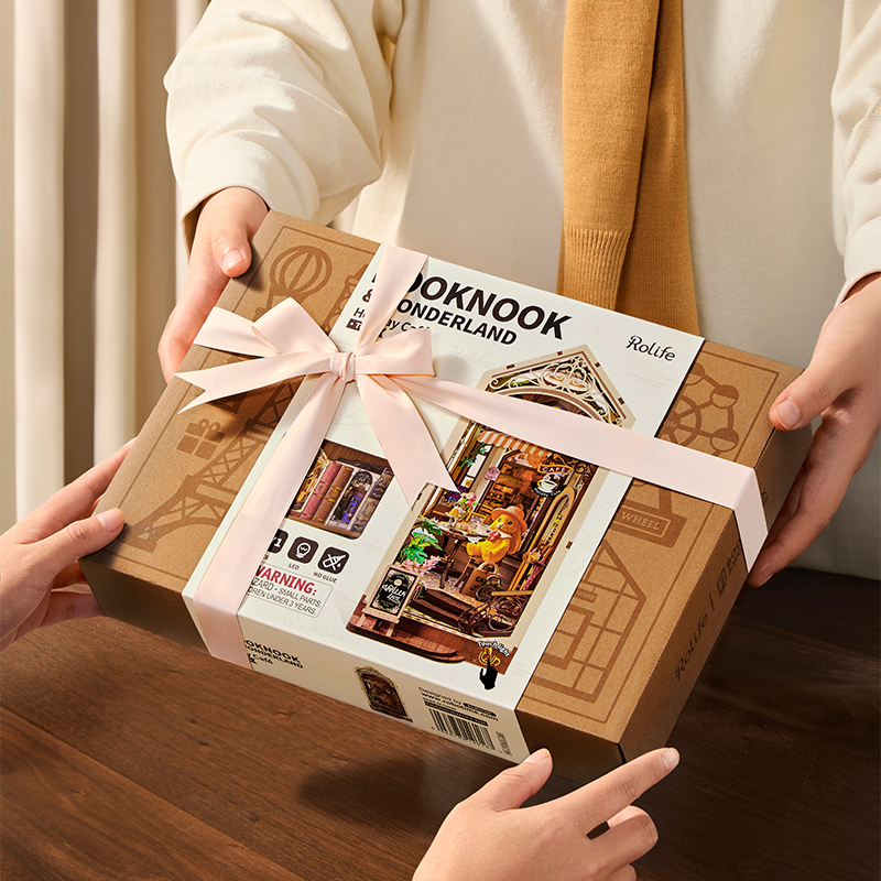 Rolife TGB15 Holiday Cafe Kitap Köşesi Book Nook DIY Minyatür Maket Model Seti Mini Dollhouse 3D Model Kit Detaylı Dekoratif Hobi Seti 3D Puzzle Tiny House
