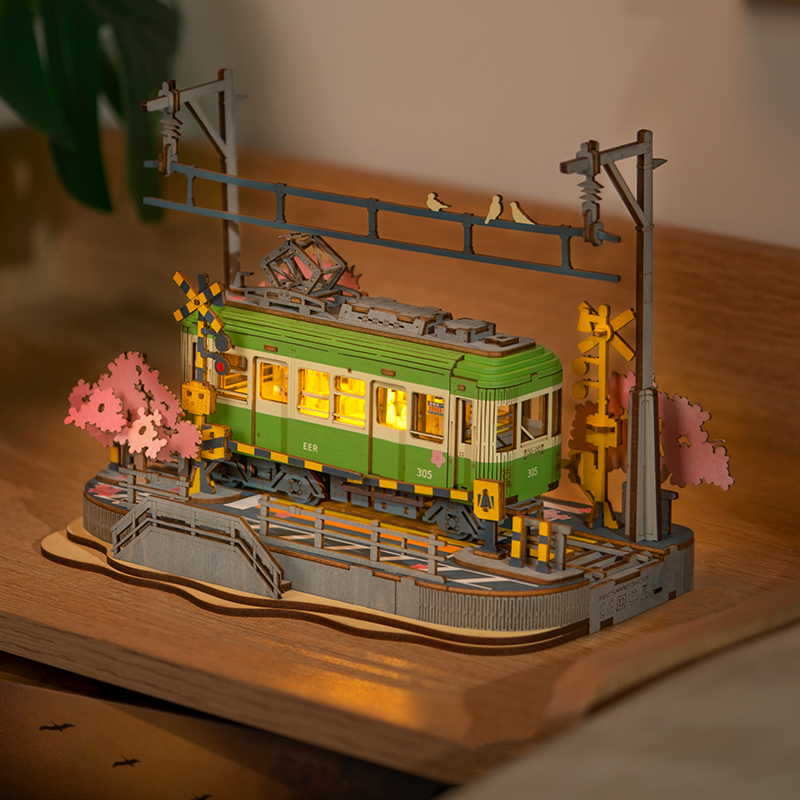 Rolife TGS02 Lokomotif Tren (Sakura Journey) DIY Minyatür Maket Model Seti Ahşap 3D Wooden Puzzle 3D Model Kit Detaylı Dekoratif Hobi Seti Ahşap Maket