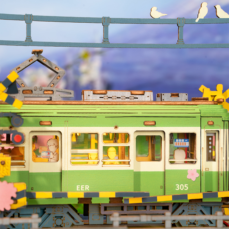 Rolife TGS02 Lokomotif Tren (Sakura Journey) DIY Minyatür Maket Model Seti Ahşap 3D Wooden Puzzle 3D Model Kit Detaylı Dekoratif Hobi Seti Ahşap Maket