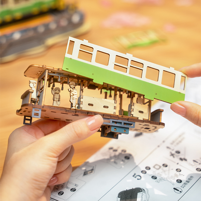 Rolife TGS02 Lokomotif Tren (Sakura Journey) DIY Minyatür Maket Model Seti Ahşap 3D Wooden Puzzle 3D Model Kit Detaylı Dekoratif Hobi Seti Ahşap Maket