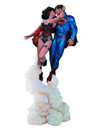 Superman & Wonder Woman The Kiss Statue - Thumbnail