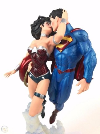 Superman & Wonder Woman The Kiss Statue - Thumbnail