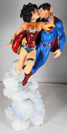 Superman & Wonder Woman The Kiss Statue - Thumbnail