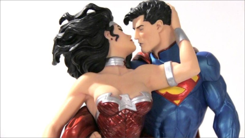 Superman & Wonder Woman The Kiss Statue