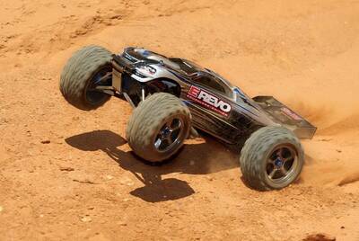 Traxxas 1/10 E-Revo 4WD Brushless Monster Truck RTR