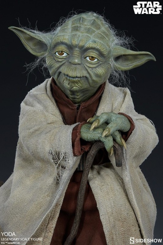 Yoda Legendary Scale™ Figure